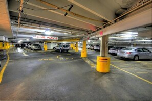 Estacionamento sem manobrista (sujeito a cobrança): USD 5.00 por diária