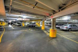 Estacionamento sem manobrista (sujeito a cobrança): USD 5.00 por diária
