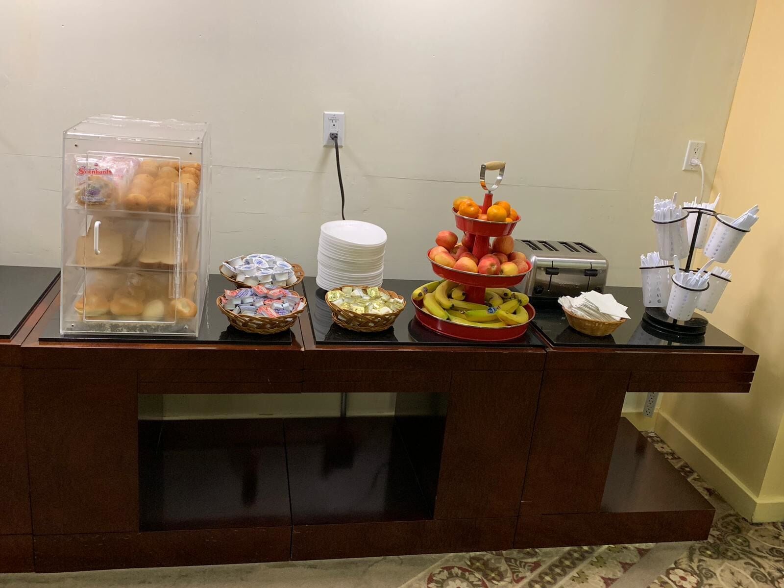 Un aparador amb diversos aliments i utensilis.