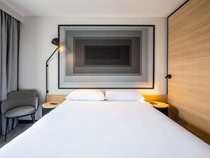 Escritorio, espacio para trabajar con laptop y cortinas blackout 