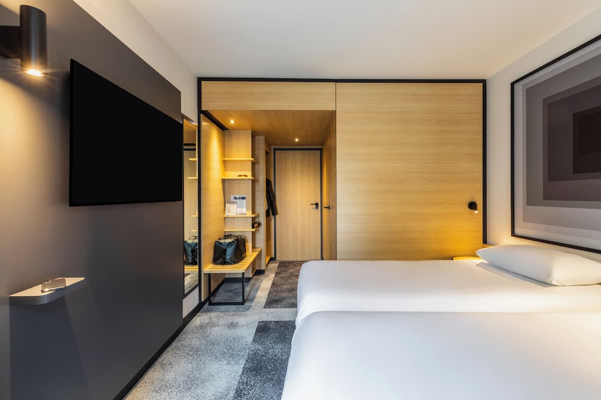 Quarto standard, 2 camas de casal | Escrivaninha, espaço de trabalho para notebook, cortinas blackout