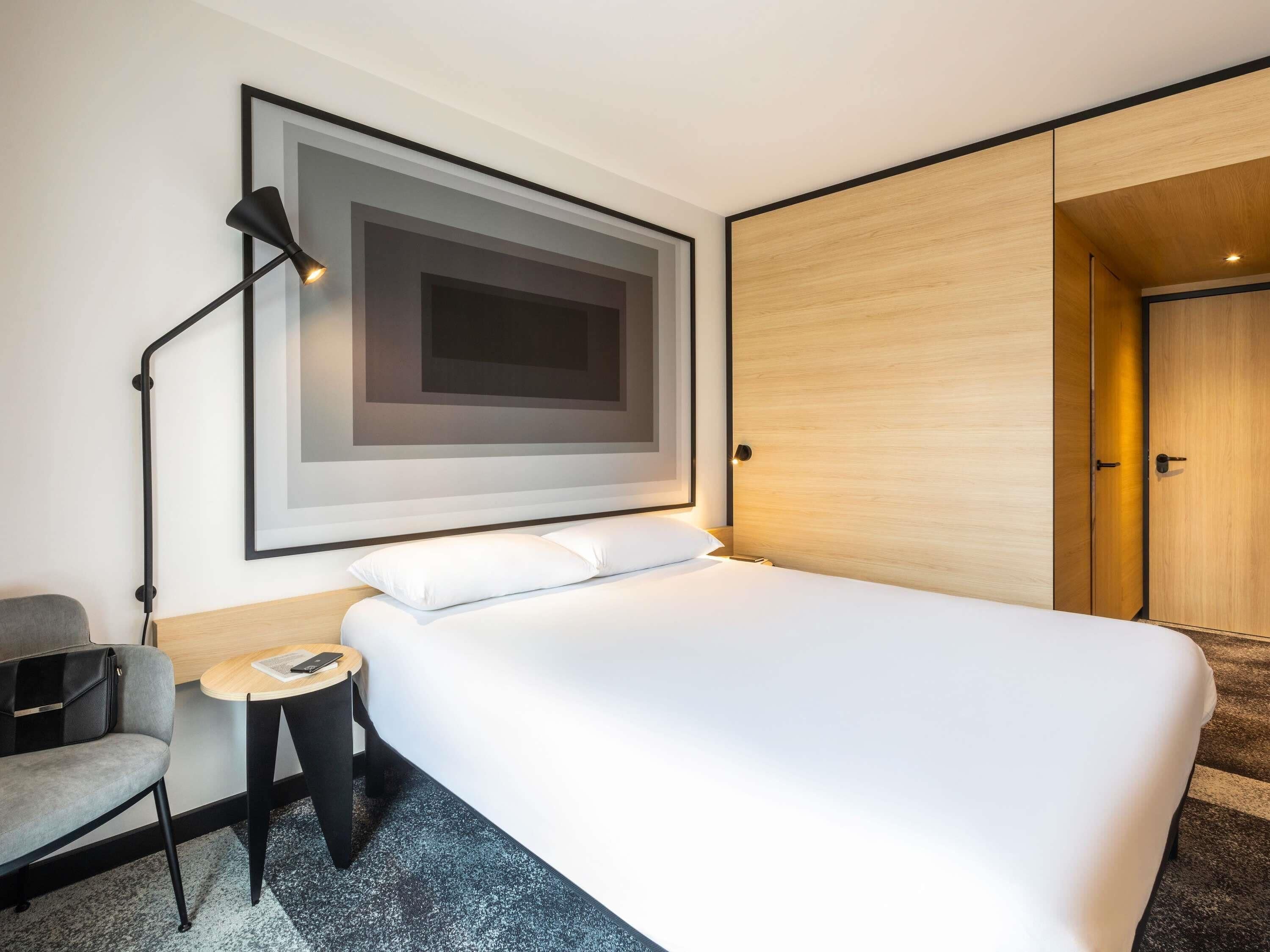 Escritorio, espacio para trabajar con laptop y cortinas blackout 