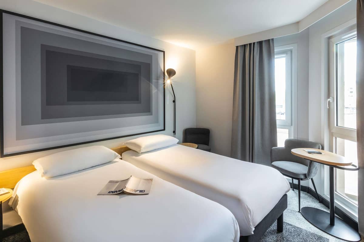 مكتب ومساحة عمل للكمبيوتر المحمول وستائر تعتيم وتجهيزات عازلة للصوت