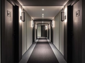 Escriptori, espai de treball apte per a portàtils i cortines opaques 