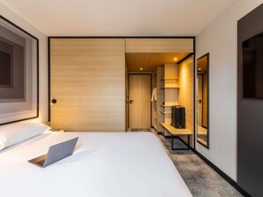 Escritorio, espacio para trabajar con laptop y cortinas blackout 