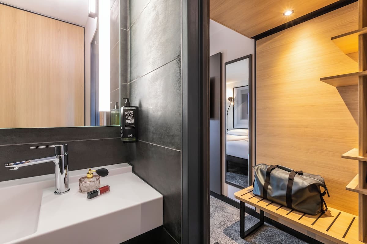 Quarto standard, 1 cama de solteiro | Escrivaninha, espaço de trabalho para notebook, cortinas blackout