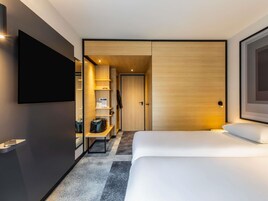 Escritorio, espacio para trabajar con un portátil, cortinas opacas