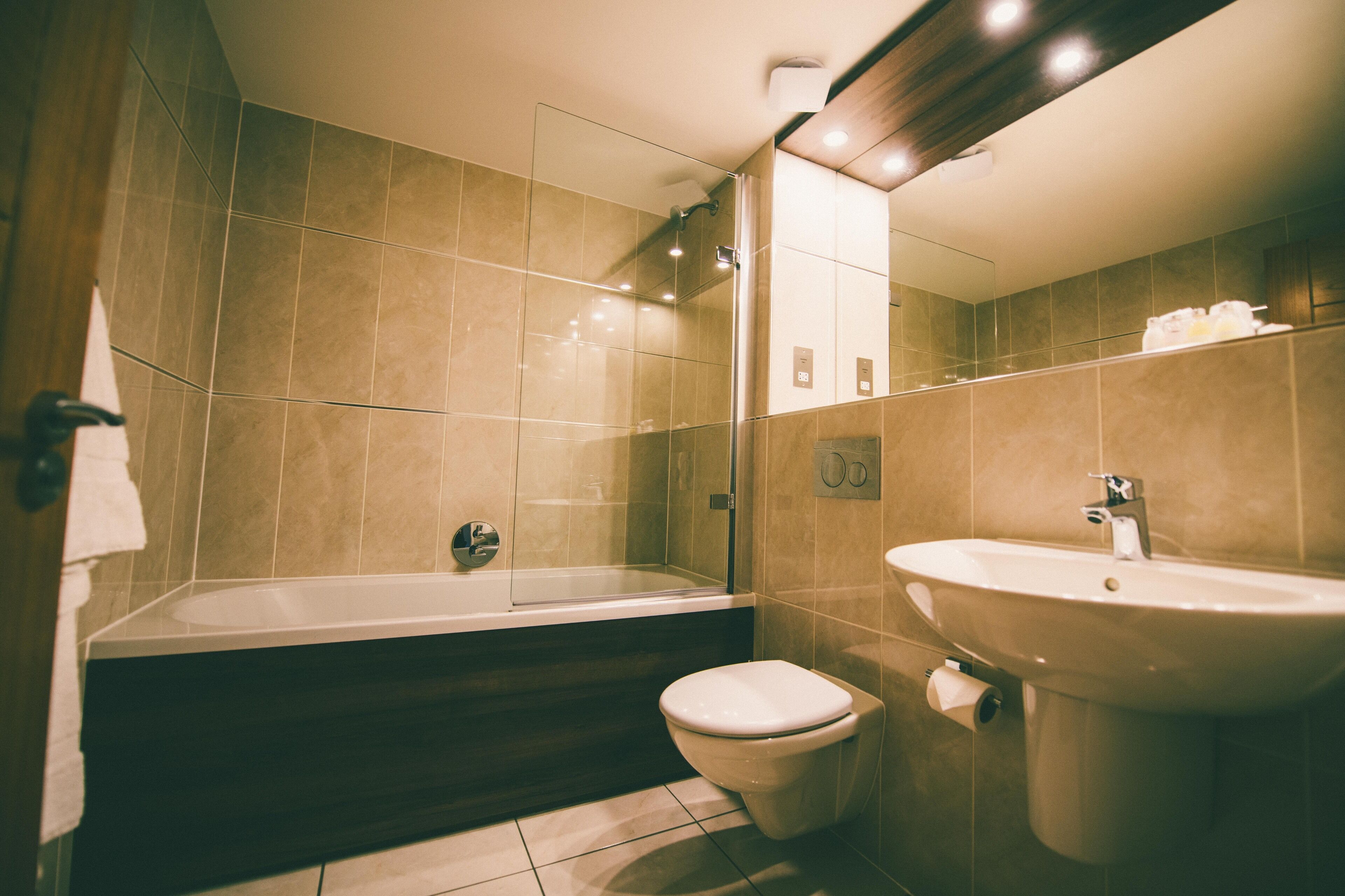 triple room | bathroom | free toiletries, hair dryer, towels