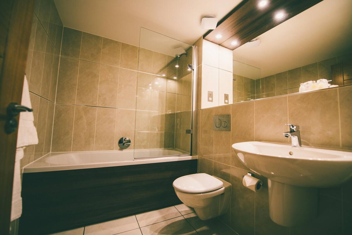 triple room | bathroom | free toiletries, hair dryer, towels