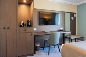 Habitación con 2 camas individuales, 2 camas individuales | Baño | Amenidades de baño gratuitas, secadora de cabello, toallas 