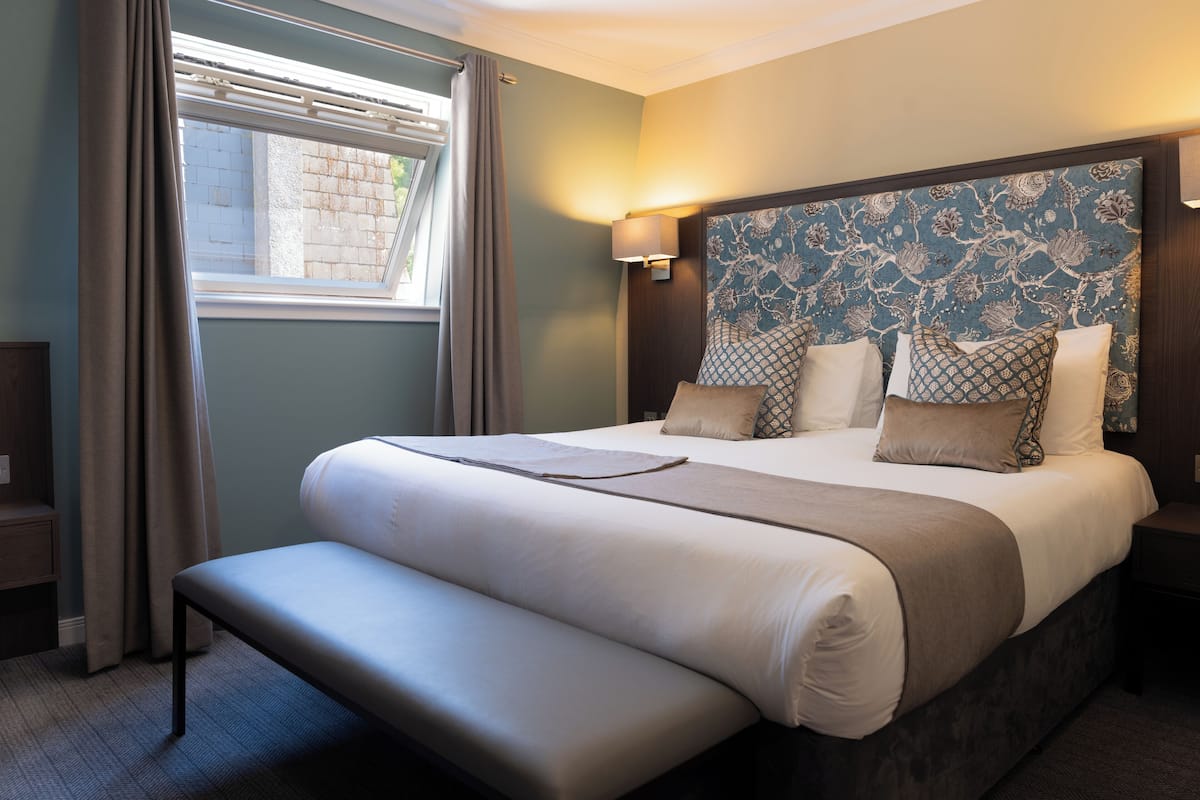 Triple Room | Iron/ironing board, free WiFi, bed sheets
