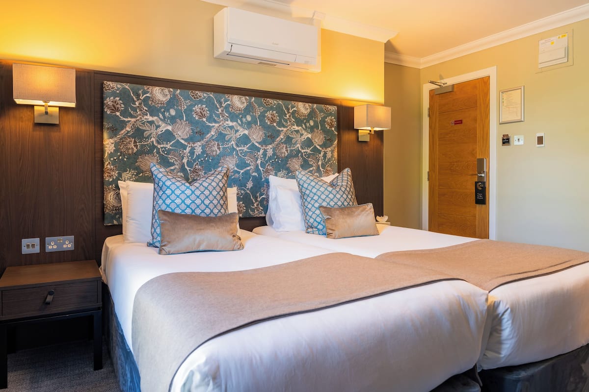 Twin Room, 2 Twin Beds | Iron/ironing board, free WiFi, bed sheets