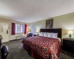 Escritorio, cortinas blackout y tabla de planchar con plancha