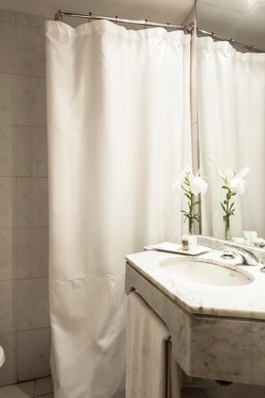 Bathroom | Combined shower/bathtub, rainfall showerhead, free toiletries
