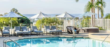 2 utomhuspooler, parasoller och solstolar