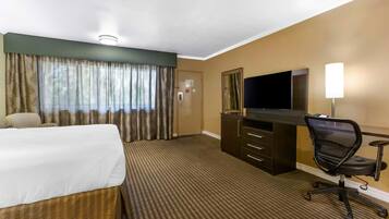 Schreibtisch, Verdunkelungsvorhänge, Bügeleisen/Bügelbrett