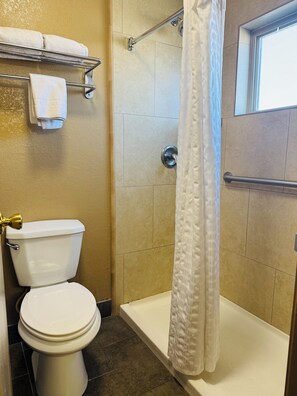 Standard Room, 1 King Bed, Non Smoking, Refrigerator | Bathroom