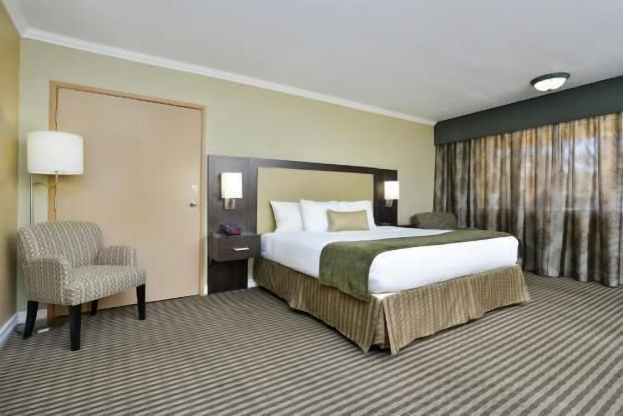 Desk, blackout drapes, iron/ironing board, free WiFi