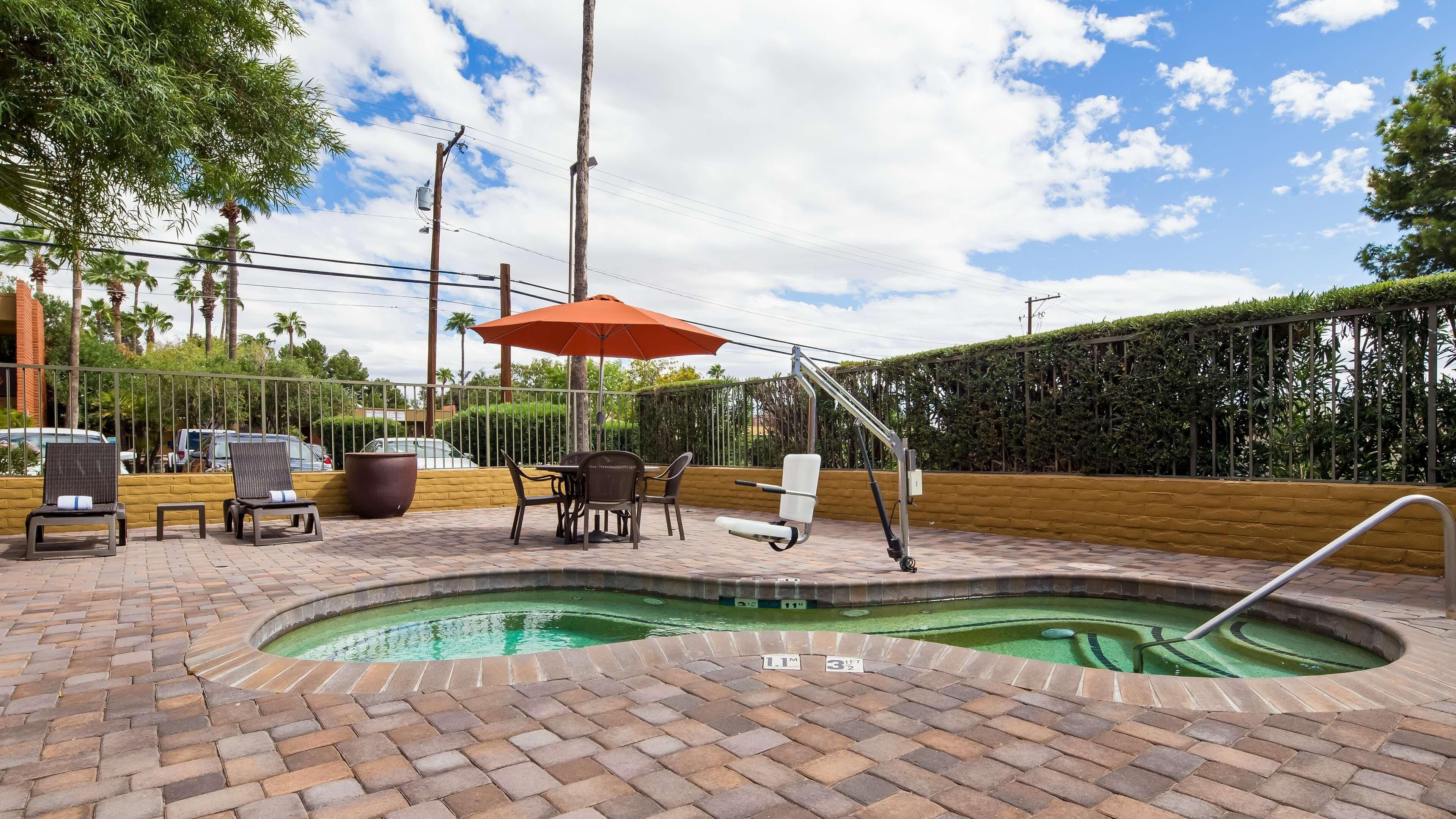 室外游泳池，日光浴躺椅