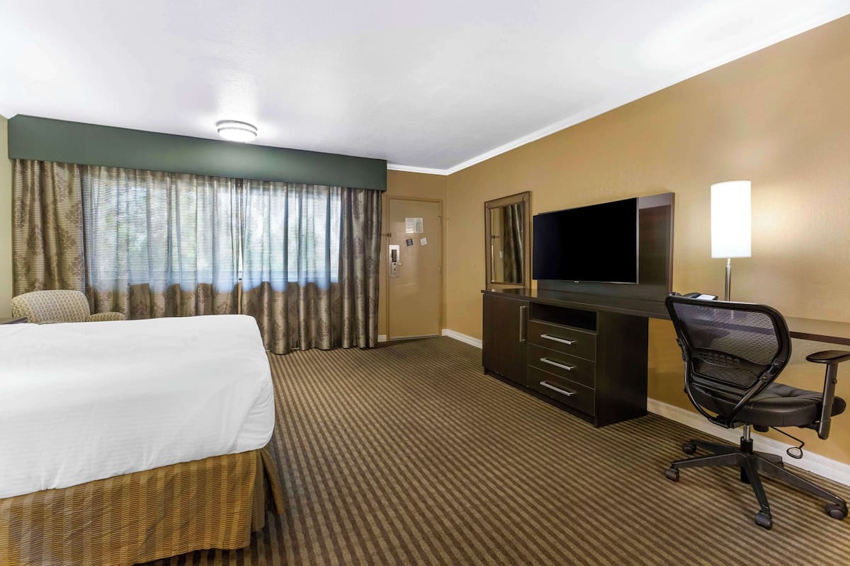 Suite, 1 King Bed, Accessible | Desk, blackout drapes, iron/ironing board, free WiFi