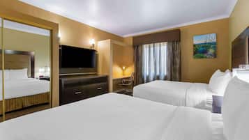 Escritorio, cortinas blackout y tabla de planchar con plancha