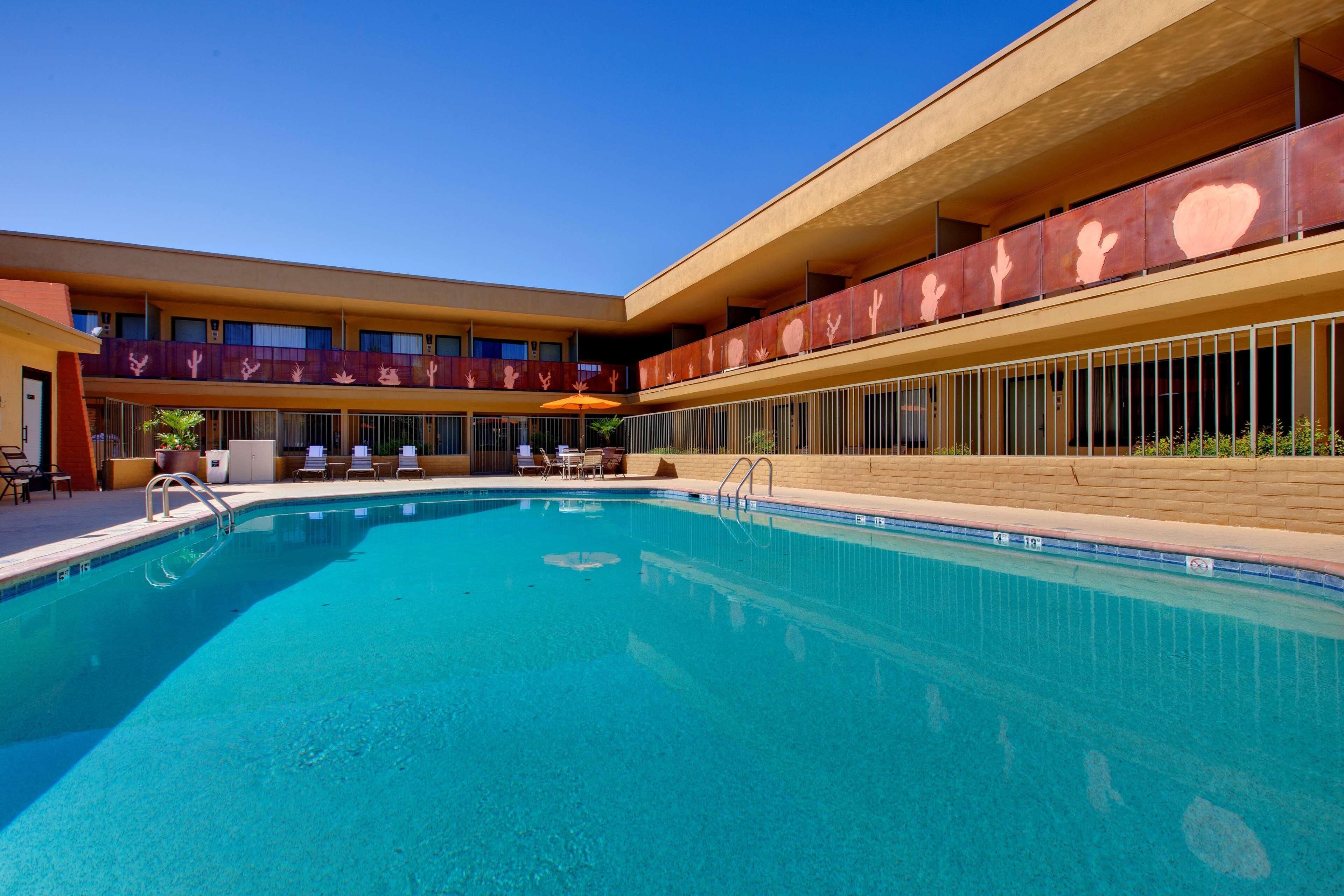 Utendørsbasseng og solsenger