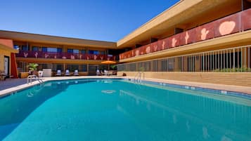 Utendørsbasseng og solsenger