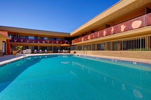 Hồ bơi ngoài trời, ghế dài tắm nắng 