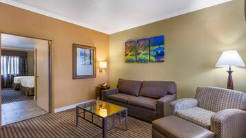 Schreibtisch, Verdunkelungsvorhänge, Bügeleisen/Bügelbrett