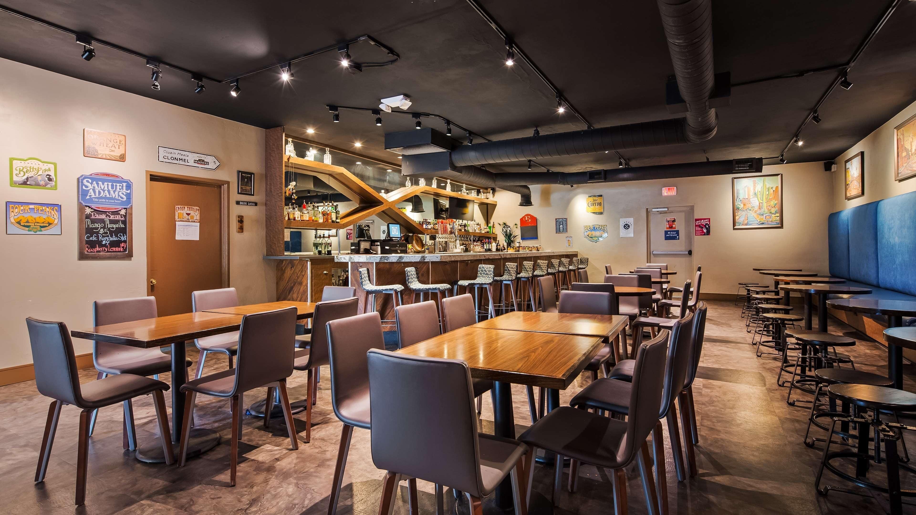 يقدم الفطور والعشاء