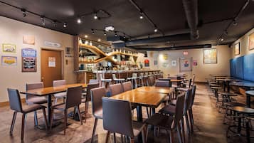 Serves breakfast and dinner