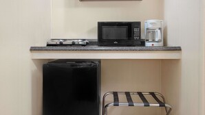 Chambre Standard, 1 grand lit | Coffres-forts dans les chambres, bureau, fer et planche à repasser