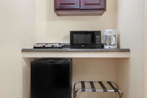Habitación estándar, 1 cama de matrimonio | Caja fuerte, escritorio, tabla de planchar con plancha y cunas (de pago)