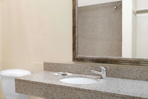 Ducha y bañera combinadas y artículos de higiene personal gratuitos