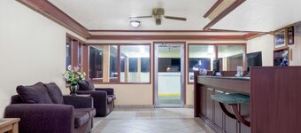 Travelodge by Wyndham Dodge City