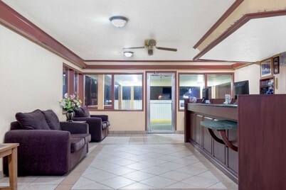 Travelodge by Wyndham Dodge City