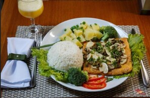 Breakfast, lunch, dinner served; Regional cuisine 