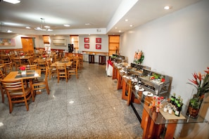 Frühstück, Mittagessen, Abendessen, regionale Küche
