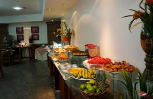 供应早餐、午餐和晚餐，地区菜