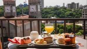 华丽双人房 | 迷你吧、办公桌、笔记本电脑工作区、遮光窗帘