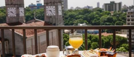 Dobbeltrom – deluxe | Minibar, skrivebord, skrivebord for bærbar PC og blendingsgardiner