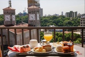 豪華雙人房 | 餐廳 | 供應早餐、午餐和晚餐，地區料理