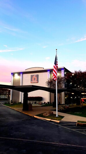 Front of property - evening/night - Motel 6 Mesquite, TX – Town East (Mesquite)