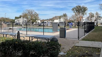 Una piscina al aire libre