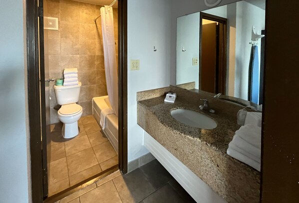 Shower, hair dryer, towels - Motel 6 Mesquite, TX – Town East (Mesquite)