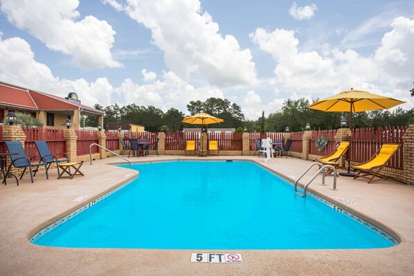Seasonal outdoor pool, open 3:00 PM to 9:30 PM, sun loungers