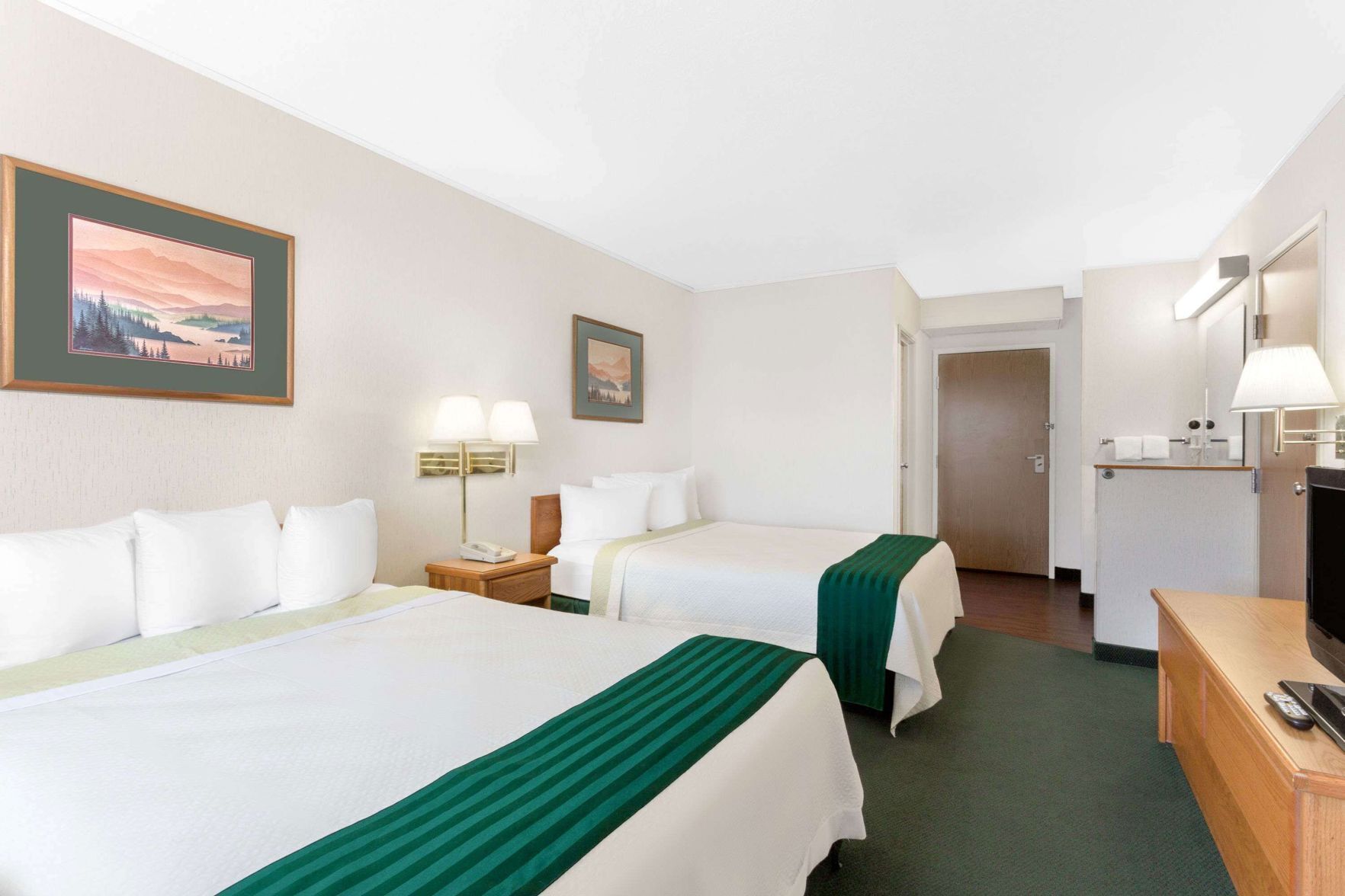 Luxe beddengoed, een bureau, geluiddichte muren