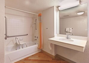 Rom, 1 kingsize-seng, tilgjengelighetstilpasset, ikke-røyk (Mobility, Bathtub with Grab Bars) | Sengetøy av topp kvalitet, senger med overmadrass og skrivebord