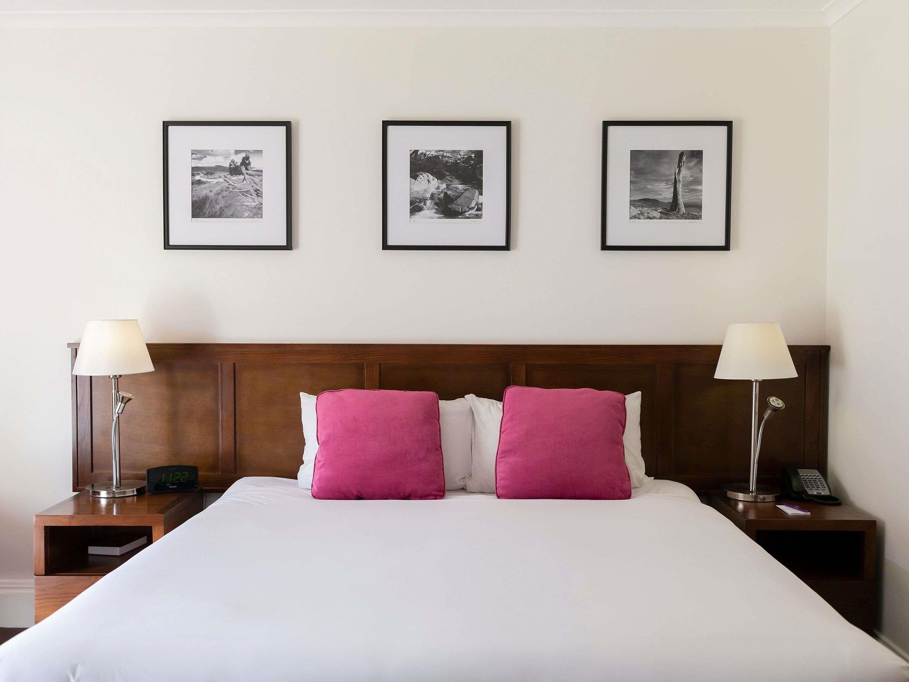 Habitación superior, 1 cama King size | Minibar, caja de seguridad en la habitación y escritorio 