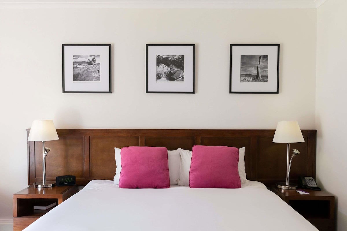 Habitación superior, 1 cama King size | Minibar, caja de seguridad en la habitación y escritorio